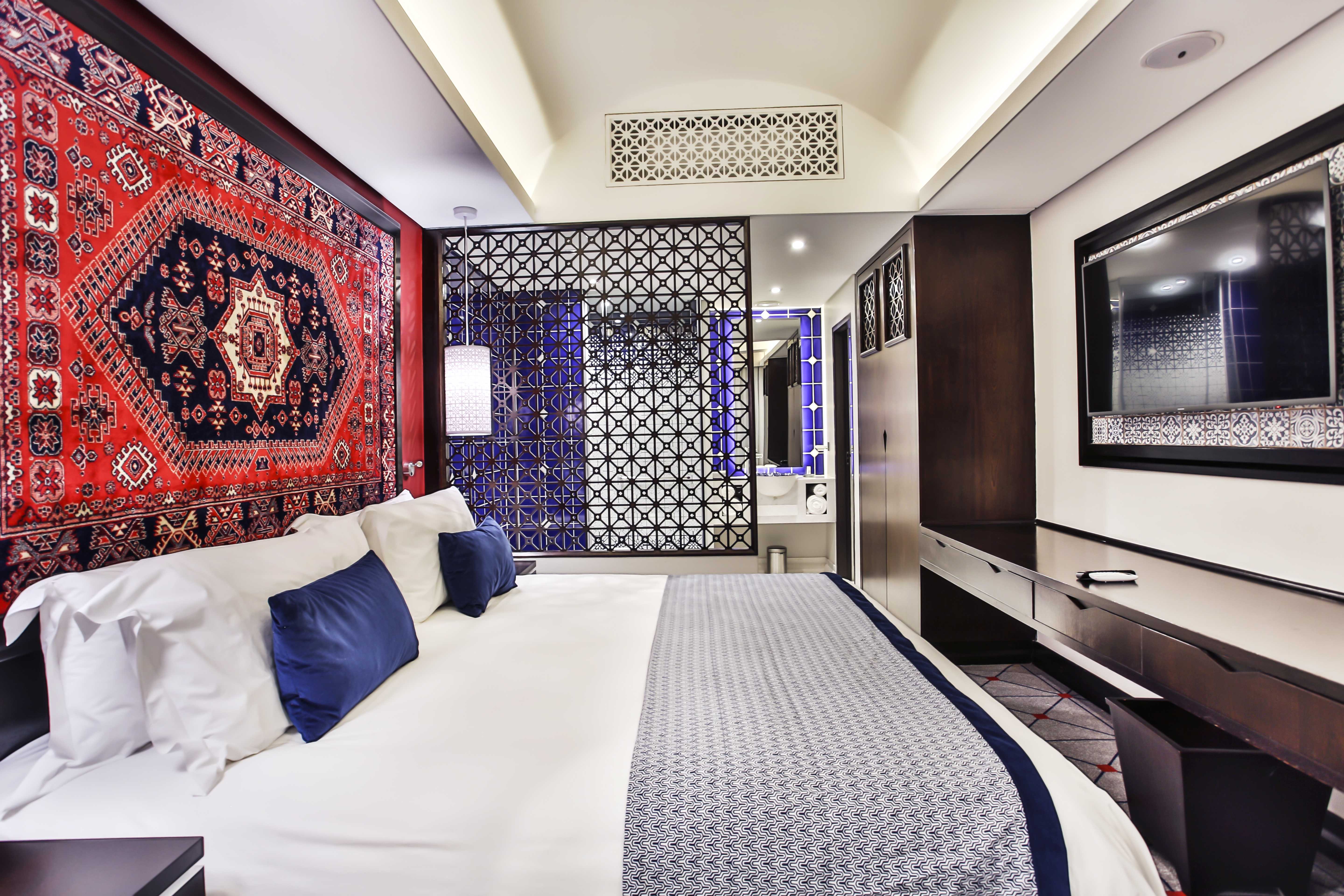 Mero Hotel Junior Suite Bedroom And Bathroom