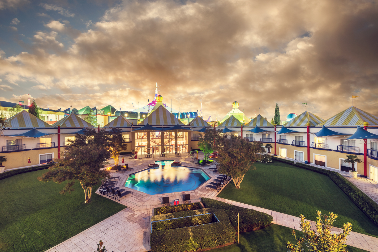 Carn Exterior Evening Hotel And Pool