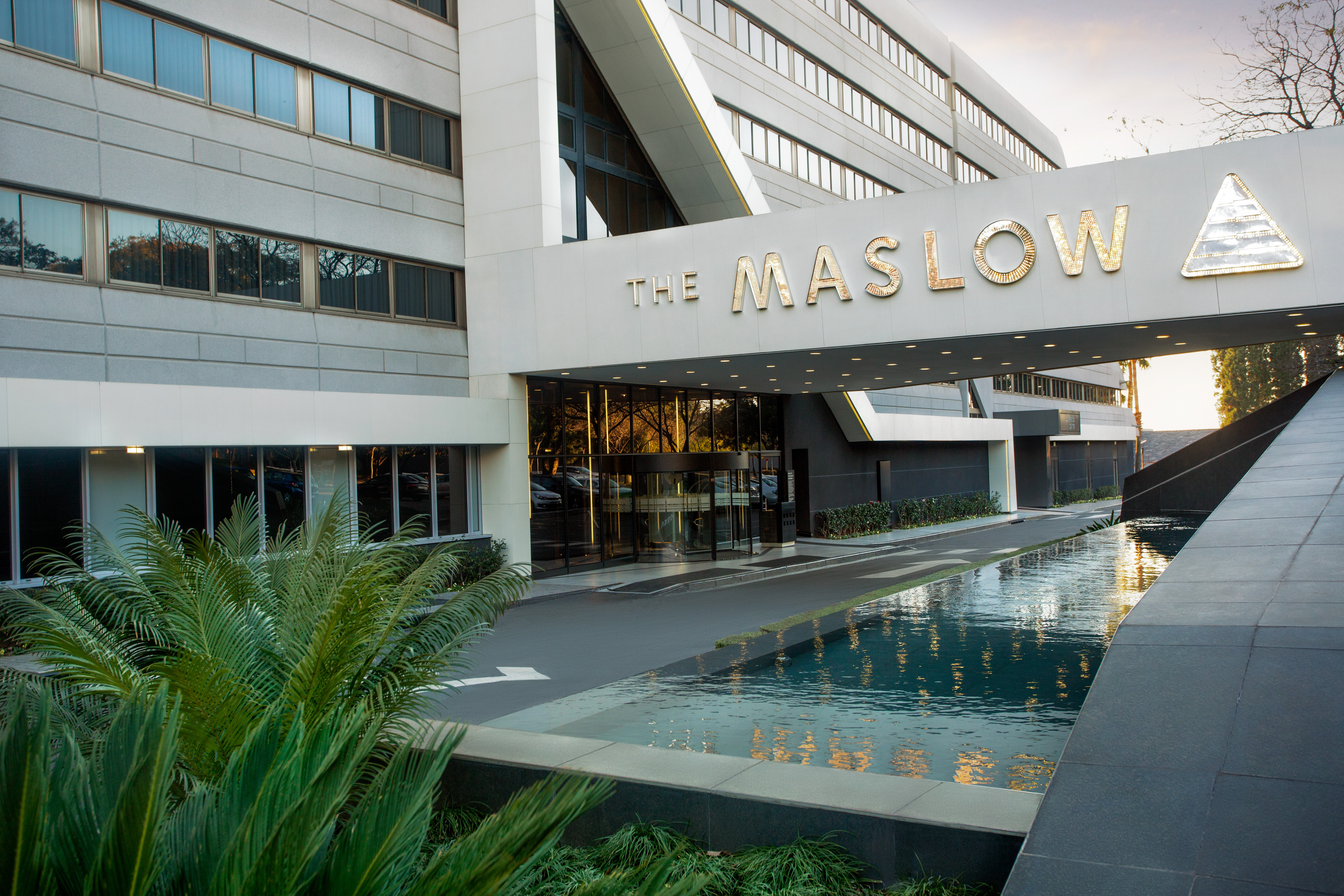 Maslow Porte Cochere Water Fountain 0156 1
