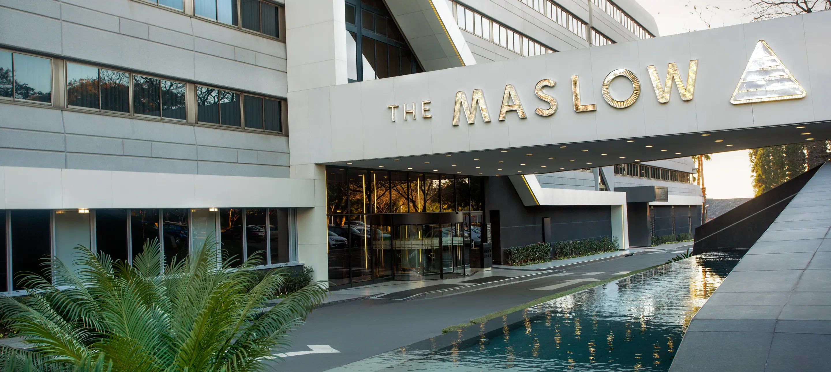 Maslow Porte Cochere Water Fountain 0156 1