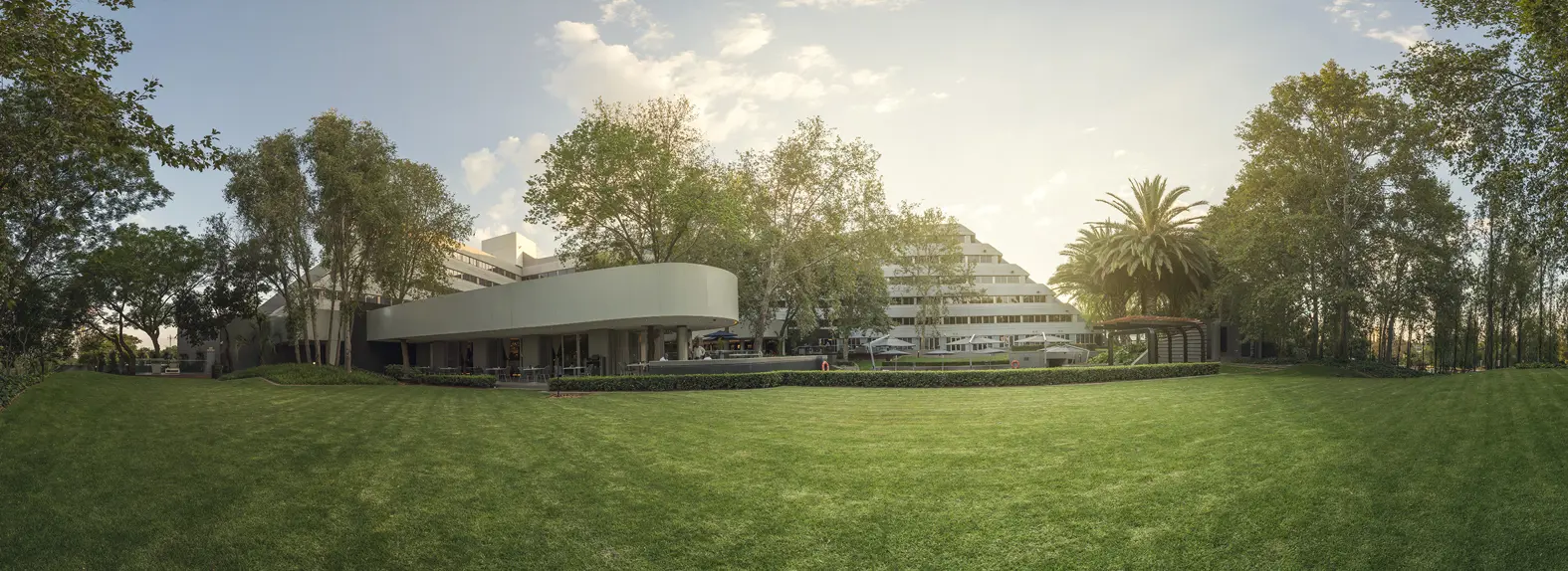 Maslow Exterior Day Signature