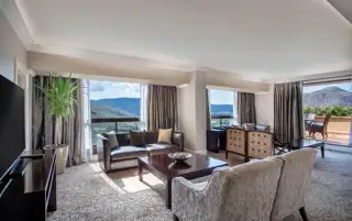 Sunr Accommodation Cascades Peacock Suite Lounge 9