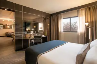 Masl The Maslow Executive Suite Bedroom Window Tv